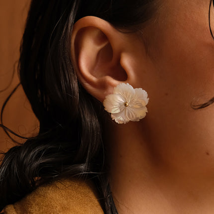 Boucles puces Nébrella - fleur nacrée 26mm