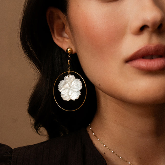 Boucles pendantes Naelyne - demi boule, chaîne, anneau fin et fleur nacrée