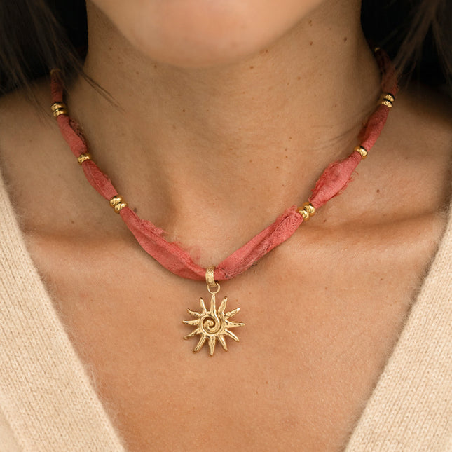 Collier - ruban, pendentif soleil