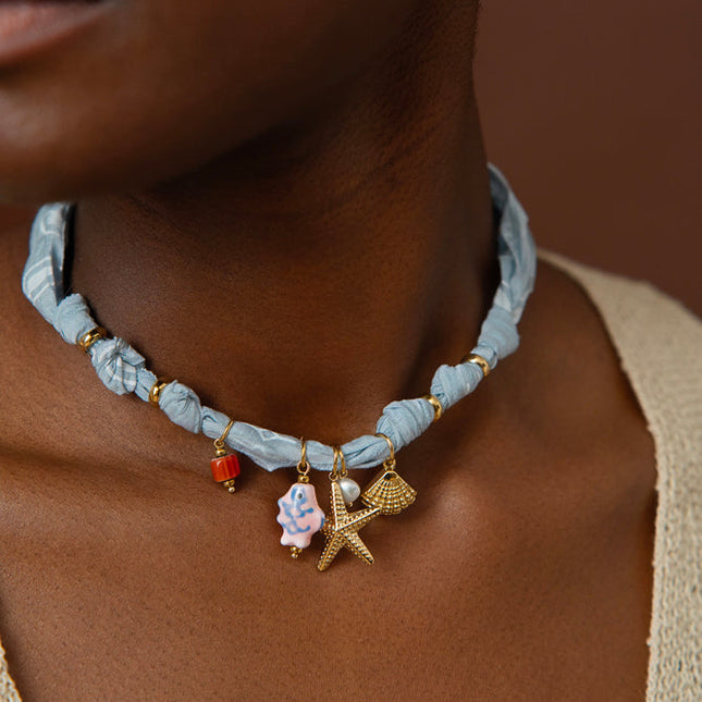 Collier Blue - tissu ruban, céramique émaillée, coquillage, étoile de mer et perles d'eau douce