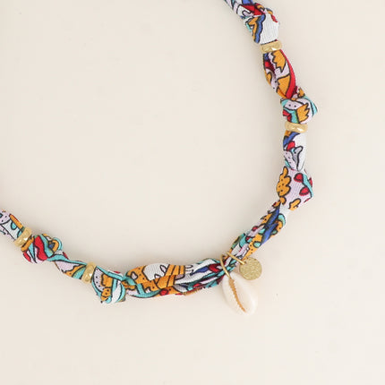 Collier sur tissu ruban - pendentif cauri et pièce ronde