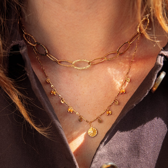 Collier Liorane - pastilles rondes martelées, pierres naturelles et pendentif rondelle d'orange