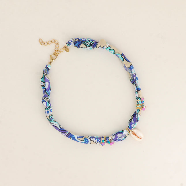 Collier sur tissu ruban - pendentif cauri et perles en résine