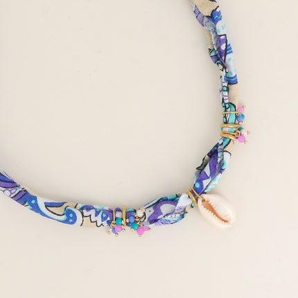 Collier sur tissu ruban - pendentif cauri et perles en résine