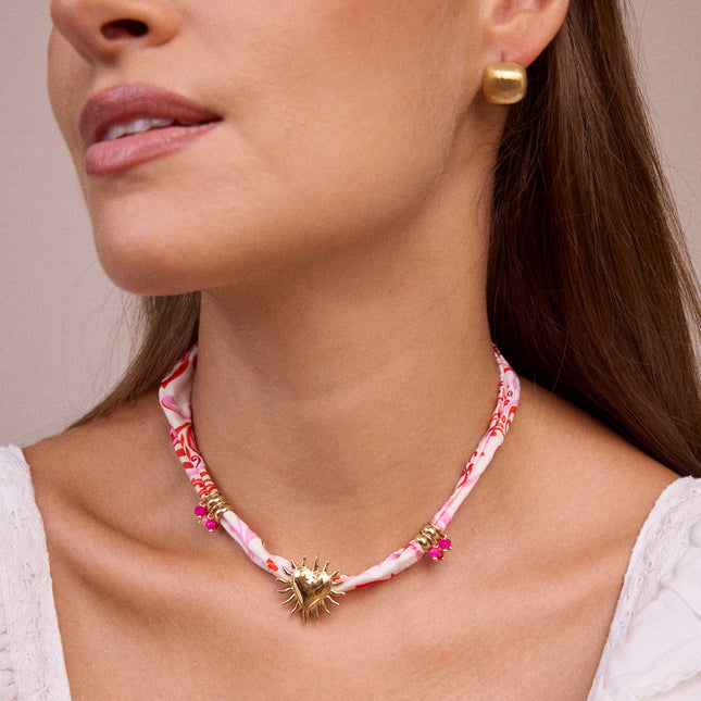 Collier - tissu ruban, pendentif coeur embrasé et perles