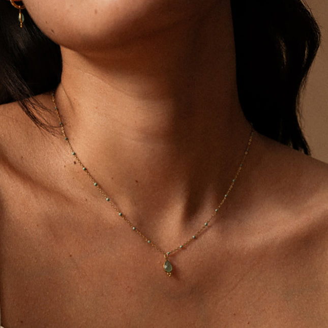 Collier Aveny - chaîne émaillée et pendentif goutte en pierre naturelle