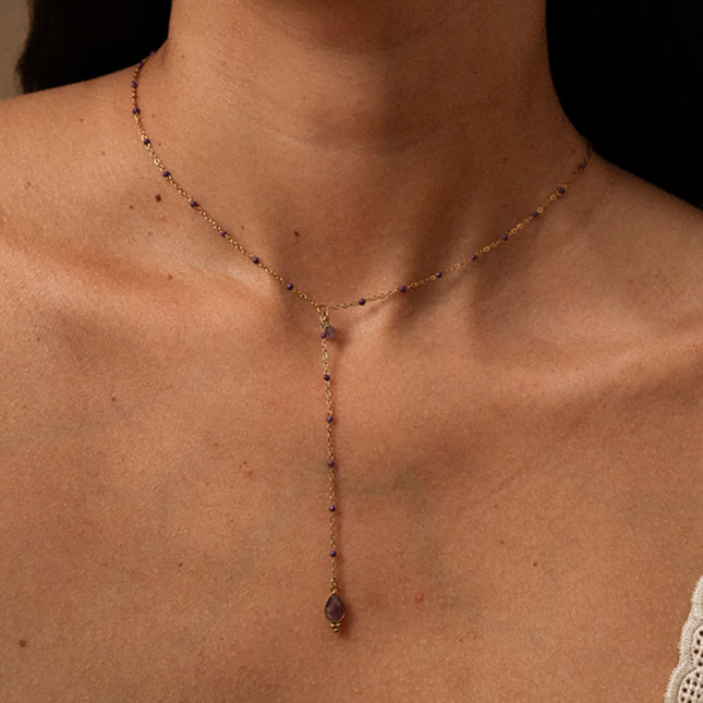 Collier Y Vyra - chaîne émaillée, 3 petites pierres naturelles et pendentif goutte en pierre naturelle