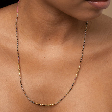 Collier - sur fil, fermoir coulissant, perles carrées en acier inoxydable et pierres naturelles