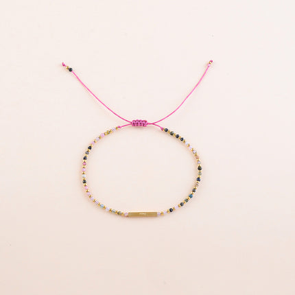 Bracelet - sur fil, fermoir coulissant, tube rectangulaire embelli par des messages "Paix, Liberté, Amour, Carpediem" en acier inoxydable et pierres naturelles