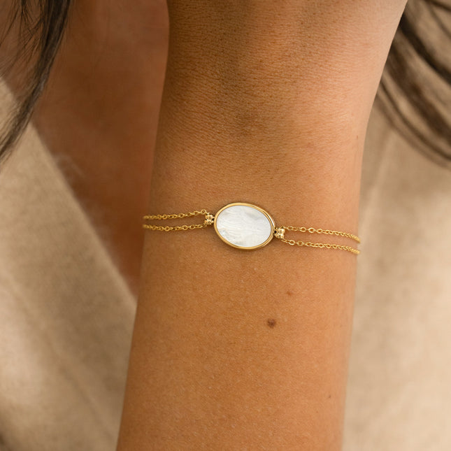 Bracelet - médaillon ovale et pièce nacrée de la Madone