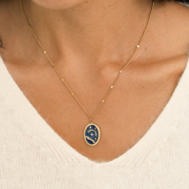 Collier - pendentif ovale en émail avec la main, les étoiles et le soleil