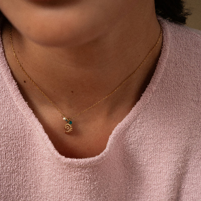 Collier Eolia - coquillage escargot, petite perle d'eau douce et pierre naturelle