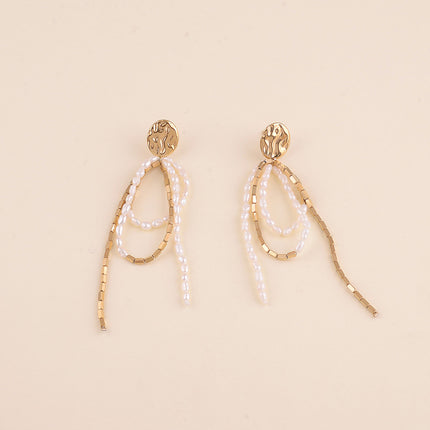 Boucles pendantes - chaînes de perles rectangulaires et de perles d'eau douce