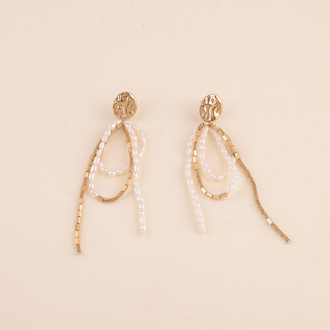 Boucles pendantes - chaînes de perles rectangulaires et de perles d'eau douce