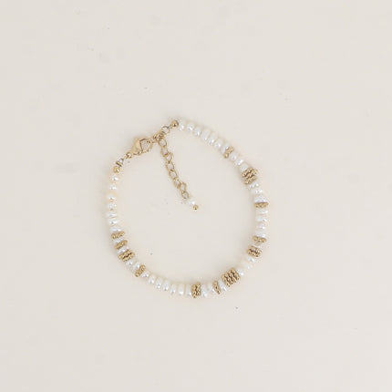 Bracelet - perles d'eau douce et anneaux effet milgrain