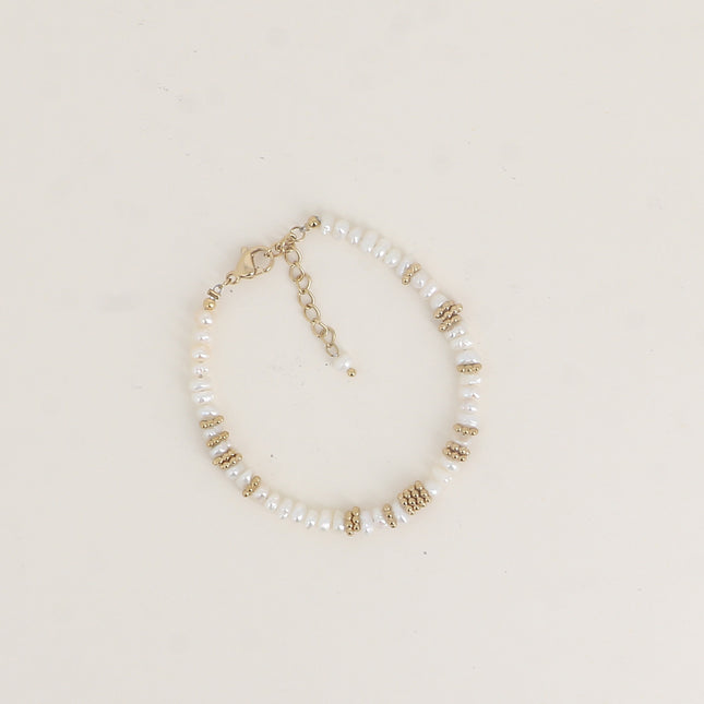 Bracelet - perles d'eau douce et anneaux effet milgrain