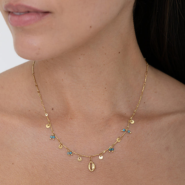 Collier - pastilles rondes martelées, pierres naturelles et pendentif cauri