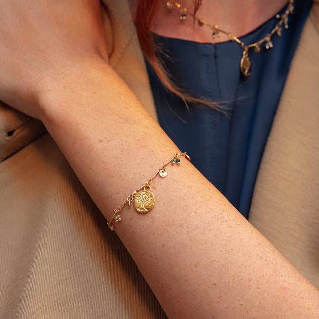 Bracelet Elvane - pastilles rondes martelées, pierres naturelles et pendentif arbre de vie