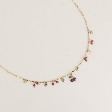 Collier - cerise en émail, pastilles rondes martelées et pierres naturelles