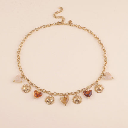 Collier - perles coeurs en résine et fleurs texturées
