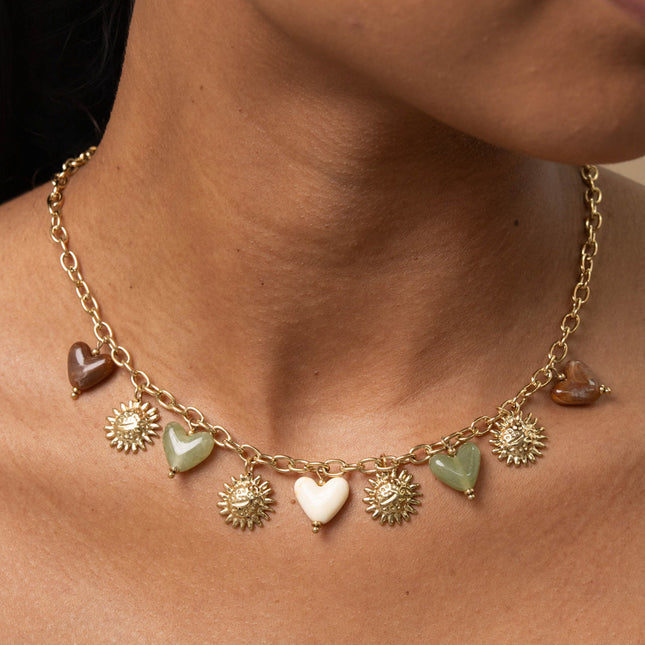 Collier - perles coeurs en résine et fleurs texturées