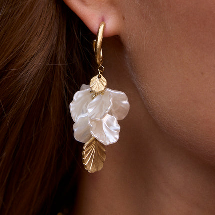 Hoop earrings - resin pearl petals and 2 brushed-effect foliage pieces