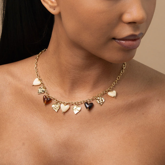 Collier - breloques coeurs en résine