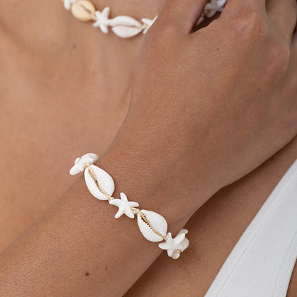 Bracelet - fermoir coulissant, sur cordon, petites étoiles de mer en résine et cauris naturels