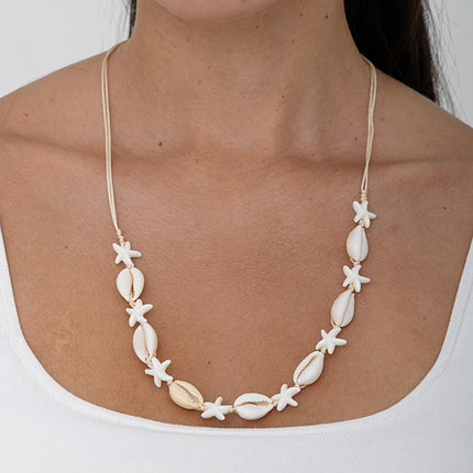 Collier - fermoir coulissant, sur cordon, petites étoiles de mer en résine et cauris naturels