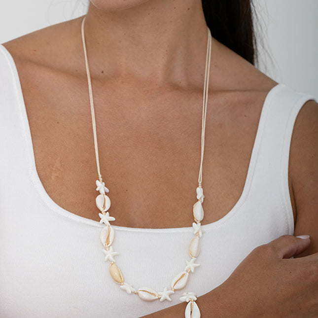 Collier - fermoir coulissant, sur cordon, petites étoiles de mer en résine et cauris naturels