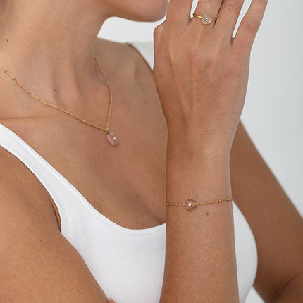 Collier - chaîne émaillée, pierre naturelle triangulaire et oxyde de zirconium