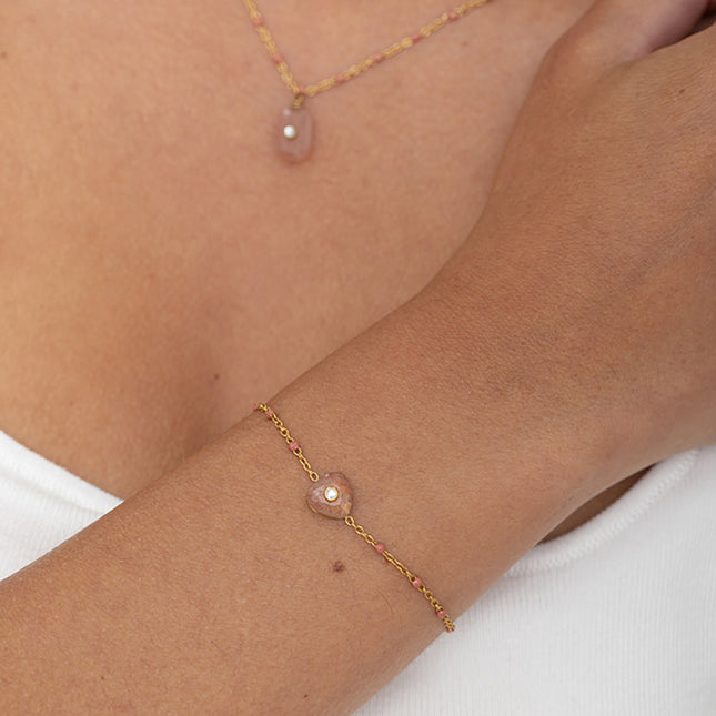 Bracelet - chaîne émaillée, pierre naturelle triangulaire et oxyde de zirconium