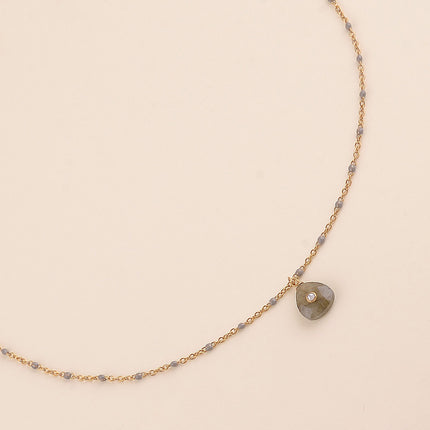 Collier - chaîne émaillée, pierre naturelle triangulaire et oxyde de zirconium