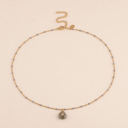 Collier - chaîne émaillée, pierre naturelle triangulaire et oxyde de zirconium