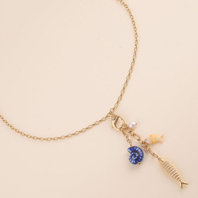 Collier Y - fermoir mousqueton, perle d'eau douce, coquillage en céramique et poissons, résine