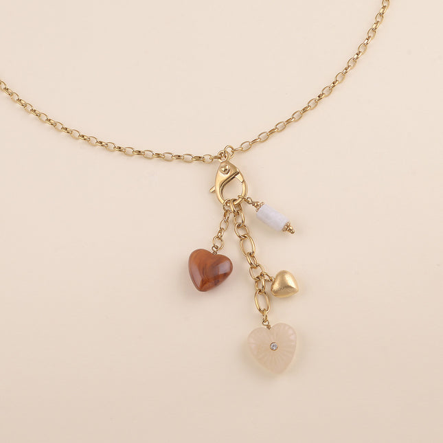 Collier - breloques coeurs en résine
