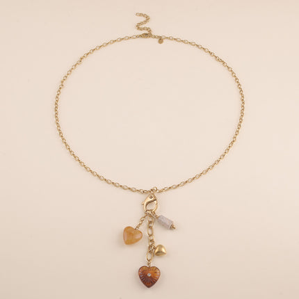 Collier - breloques coeurs en résine