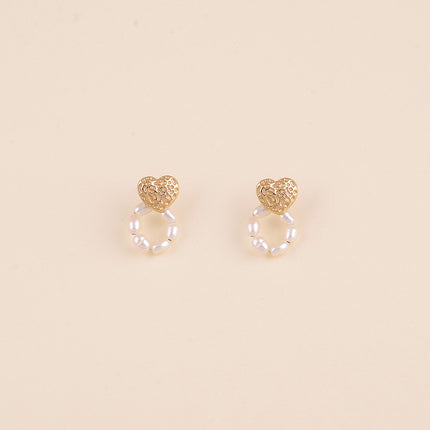 Boucles pendantes - coeur texturé et anneau de perles d'eau douce