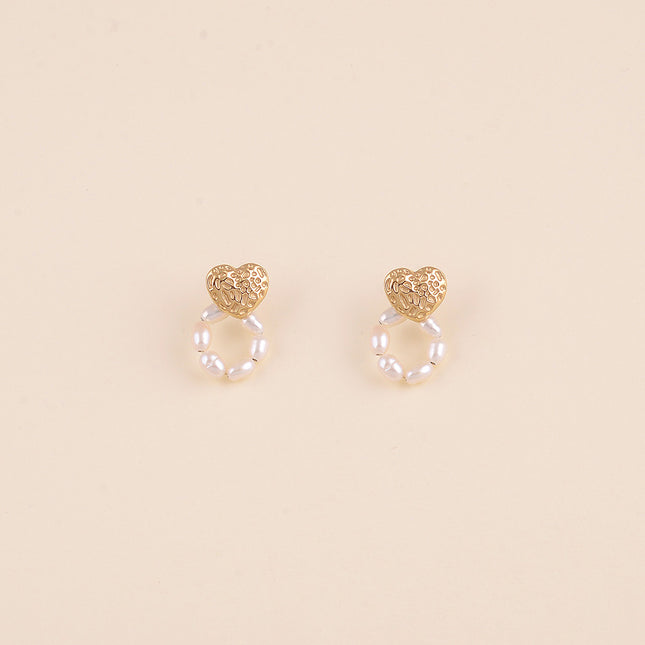 Boucles pendantes - coeur texturé et anneau de perles d'eau douce