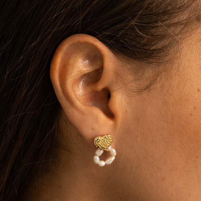 Boucles pendantes - coeur texturé et anneau de perles d'eau douce