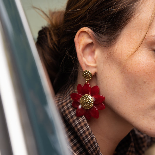 Dangling earrings - hammered circle and resin flower