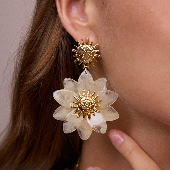 Boucles pendantes - soleil martelé et fleur en résine
