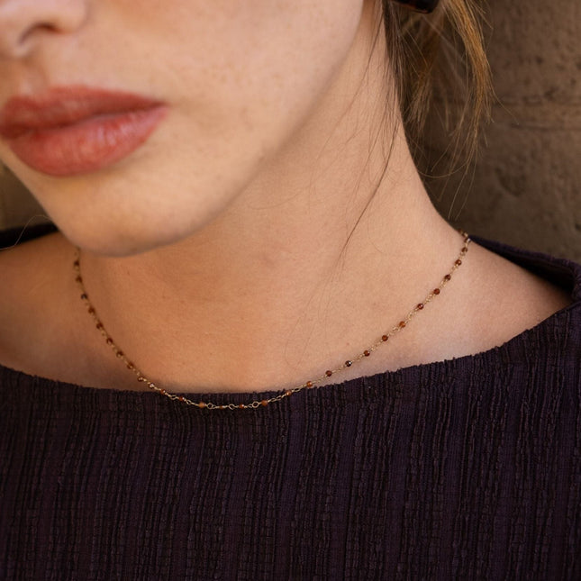 Collier fin Calyane - petites pierres naturelles rondes