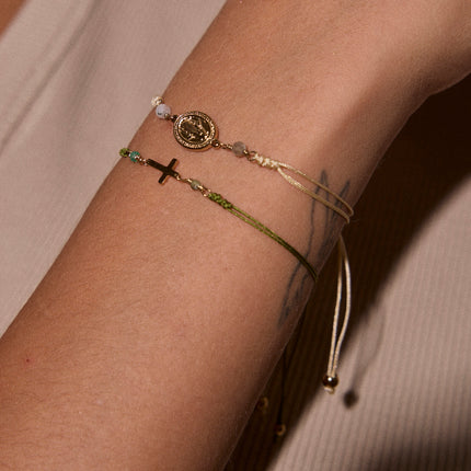 Bracelet sur cordon - fermoir coulissant, pendentif la Madone, pierres naturelles