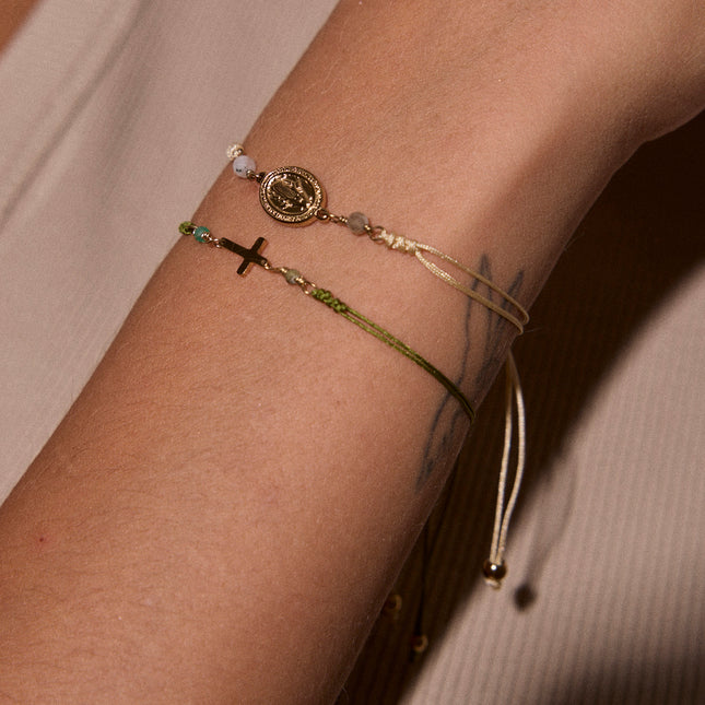 Bracelet sur cordon - fermoir coulissant, pierres naturelles et croix religieuse