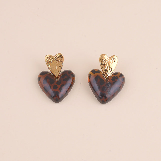 Boucles pendantes - deux coeurs, martelé et résine léopard