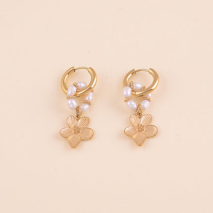 Créoles - anneau de perles d'eau douce et fleur