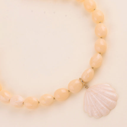 Collier sur câble - perles en résine ovale et pendentif coquiillage