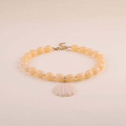 Collier sur câble - perles en résine ovale et pendentif coquiillage