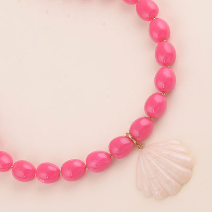 Collier sur câble - perles en résine ovale et pendentif coquiillage